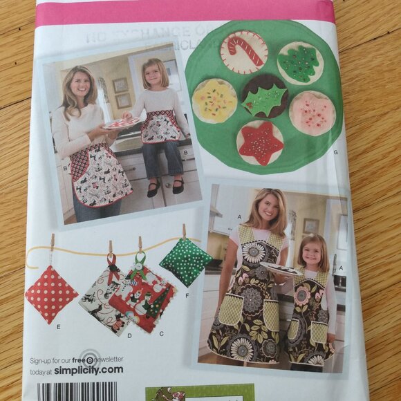 Child and Adult Apron & Play Food Cookies Toys Sewing Pattern Simplicity 2492 UC - Picture 10 of 12